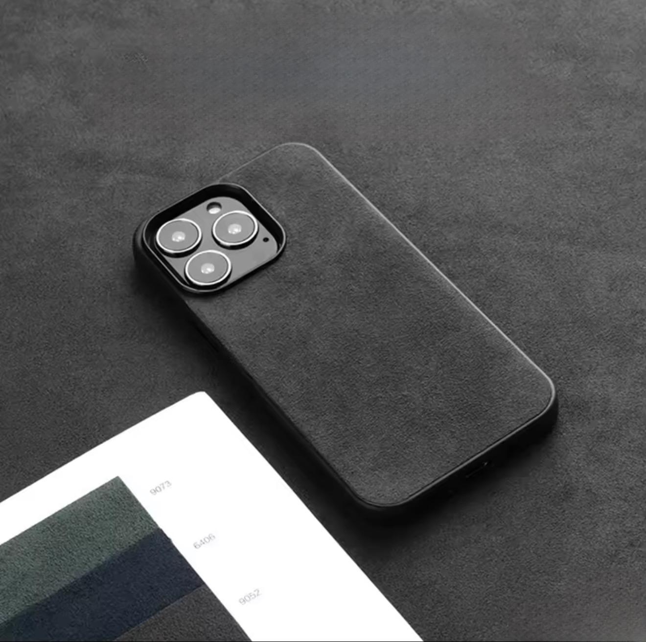 Case & Co. iPhone 15 Pro Alcantarra Case mit MagSafe – Grau