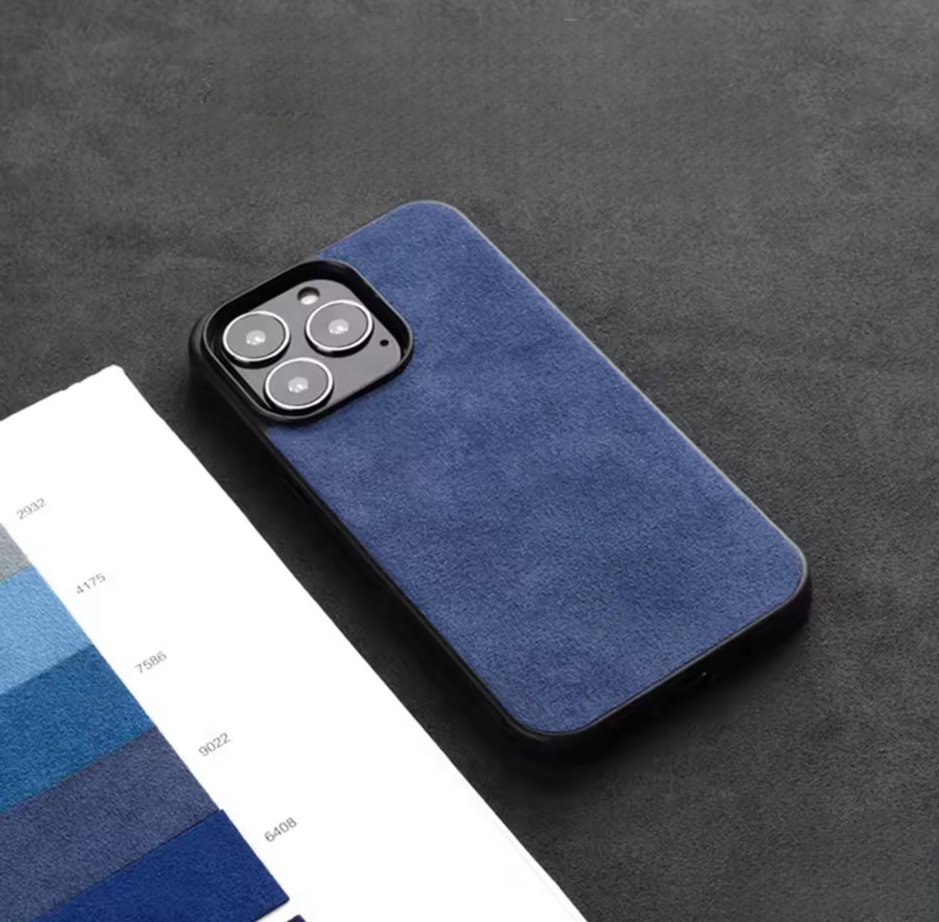 Case & Co. iPhone 15 Pro Alcantarra Case mit MagSafe – Marineblau