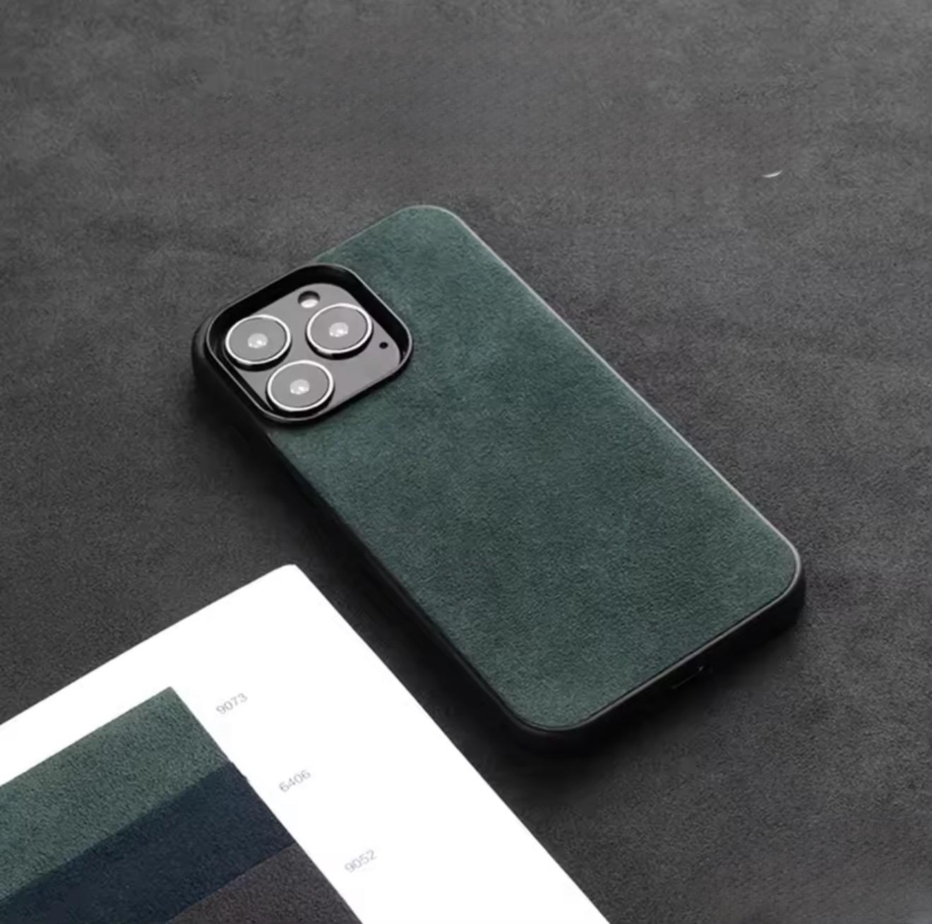Case & Co. iPhone 15 Pro Alcantarra Case mit MagSafe – Grün